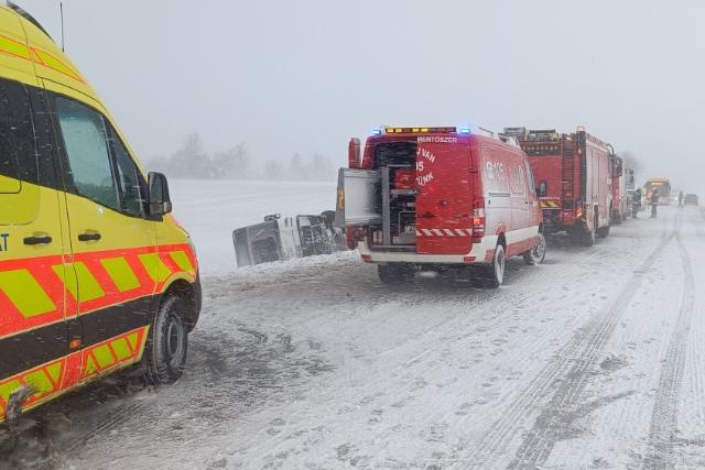 Árokba borult egy busz a 76-os főúton, Zalaegerszegnél – Ketten súlyosan megsérültek