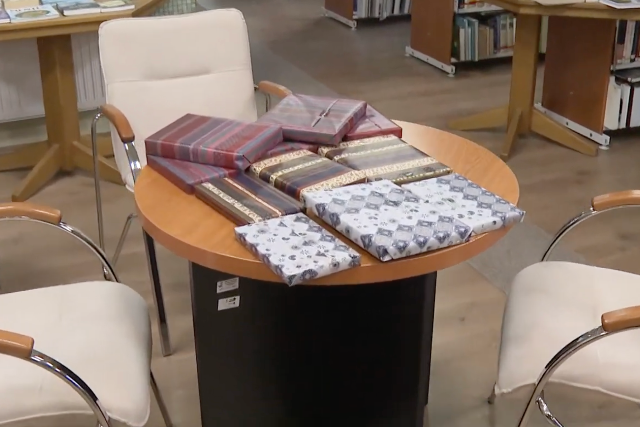 Ajándék könyvek a polcokon