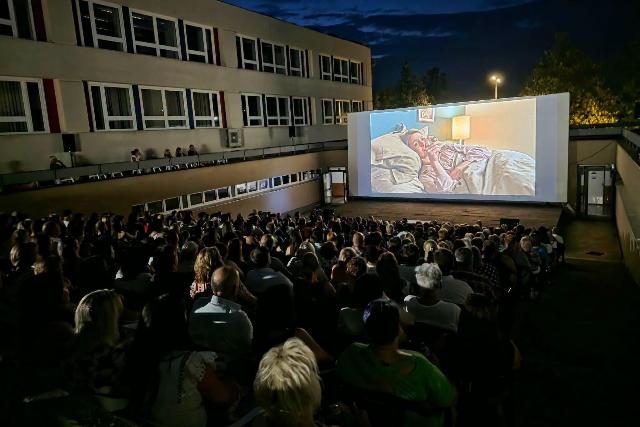 Ismét telt ház a Kertmoziban: 265 ezer forint adomány gyűlt össze a vetítéseken