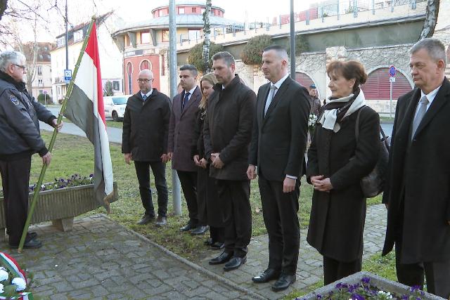 Csendes főhajtással és filmvetítéssel tisztelegtek