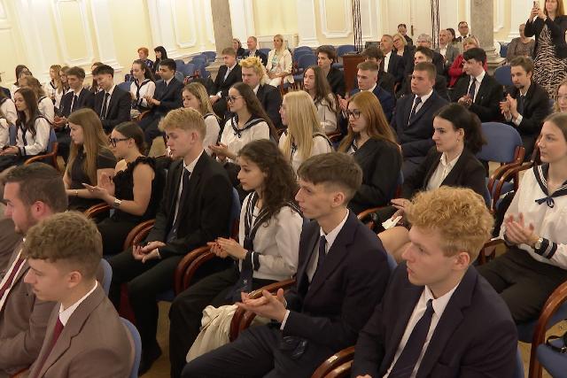 Oklevéllel jutalmazták a végzősöket