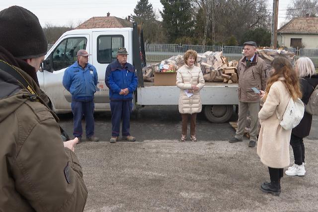 Tűzifa-akció – Fűtőanyaggal és élelmiszerrel segítenek