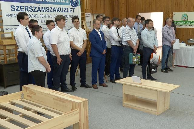 Díjátadó – Látogatóban a vizsgaremek kiállításon