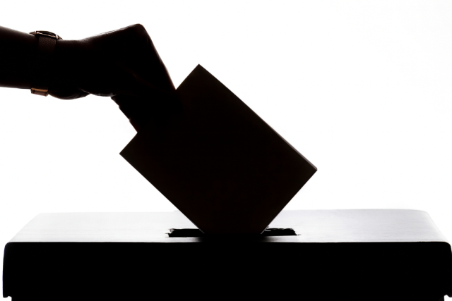 Elkezdődött az átjelentkezők és a külképviseleti szavazatok átadása a választókerületeknek