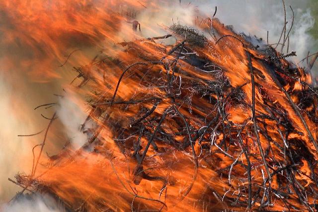 Kerti hulladékot és szemetet égettek Zalaegerszegen – tűzoltói beavatkozásra volt szükség