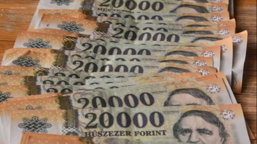 Pnzt vetetett fel a rokonval egy zalaegerszegi bankban, aztn meglopta