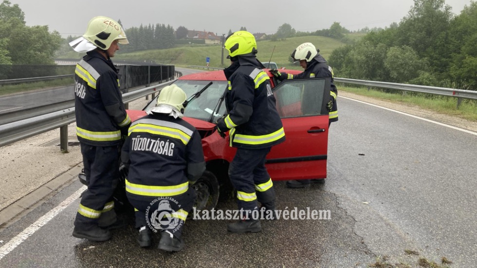 Szalagkorltnak hajtott egy aut a 76-os fton, Zalaegerszegnl 