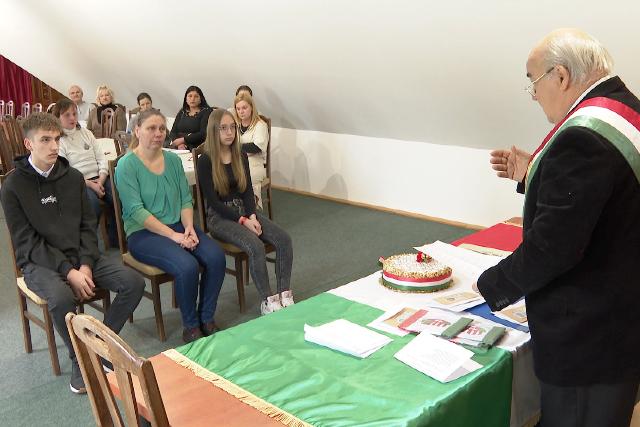 Állampolgársági esküt tett egy kárpátaljai édesanya két gyermekével Pethőhenyén