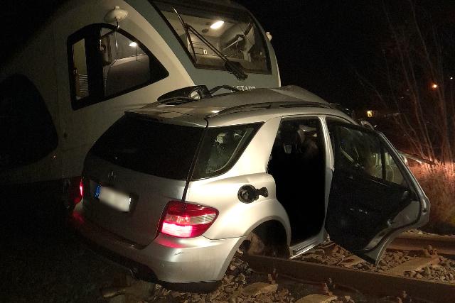 A piros jelzés ellenére behajtottak a vasúti átjáróba, négyen meghaltak Sátoraljaújhelynél