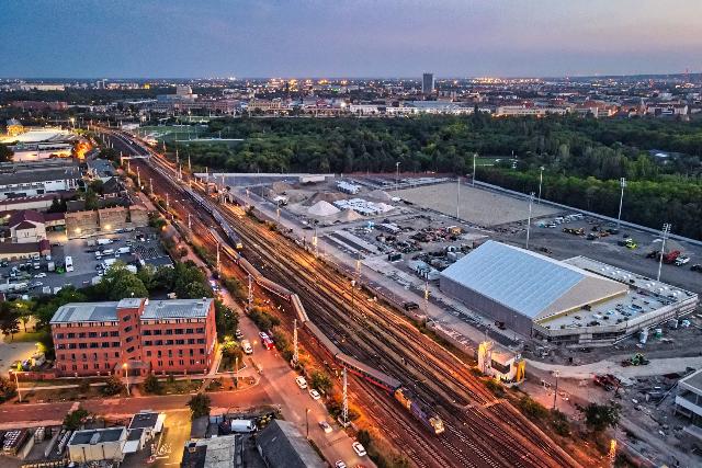 Hrom vasti kocsit mr kiemeltek - a Keleti plyaudvar tovbbra sem fogad vonatokat - frisstve