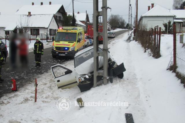 Villanyoszlopnak ütközött egy autó Borsfán