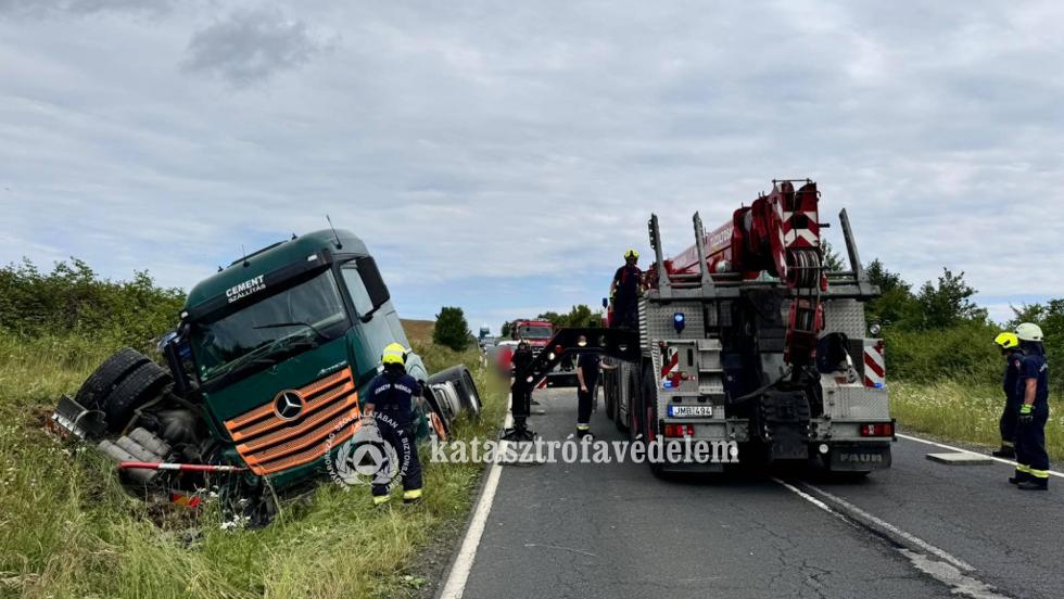 rokba borult egy kamiont vontat teheraut Pognyszentpternl 