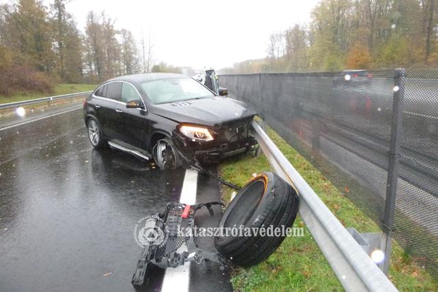 Szalagkorltnak tkztt egy aut az M7-es autplyn