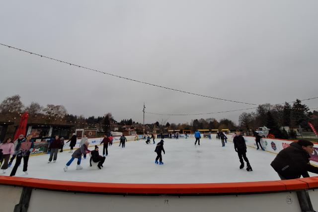 Karácsonyi csodaország és új téli attrakció Zalakaroson – megnyílt a város első jégpályája (x)