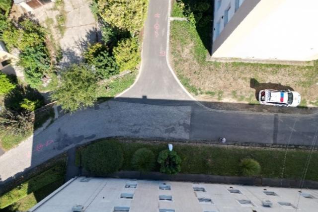 Segítségnyújtás nélkül hajtott el a rollerral ütköző autós