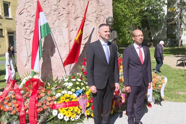 Koszorúzás Ho Chi Minh szobránál