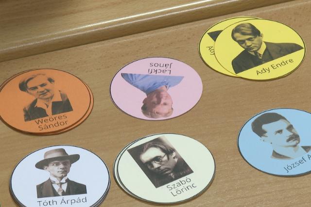 Versvadászt és könyvgerinc-versírás a költészet napján