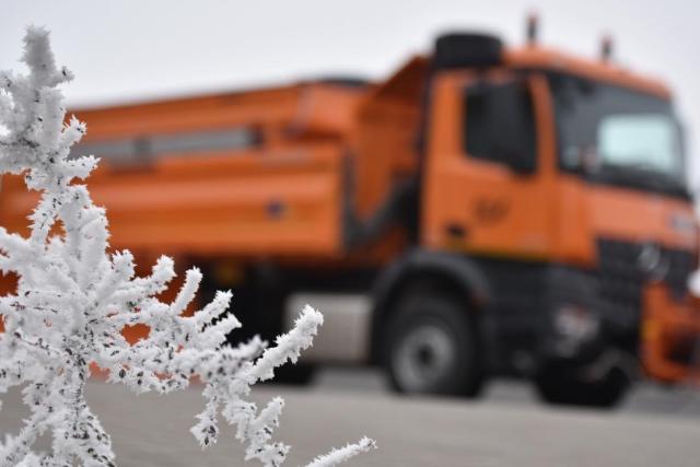 Nonstop készenlét a téli utakon: dolgozik a Magyar Közút