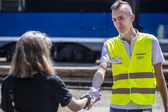 Vízosztással készülnek a hőségre a forgalmas állomásokon