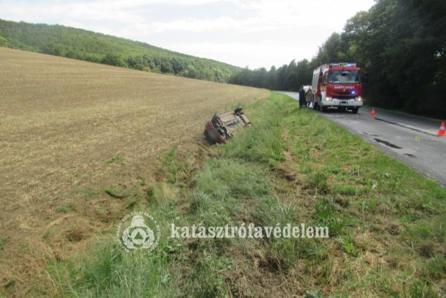 Két autó is árokba borult Becsehelynél