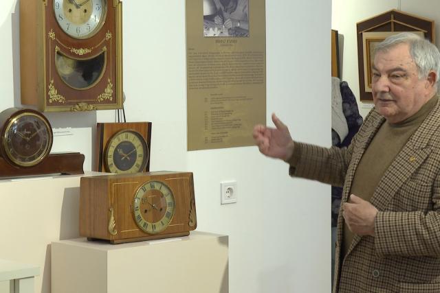 Az órák bűvöletében – rendhagyó tárlatvezetést tartott Preisz József