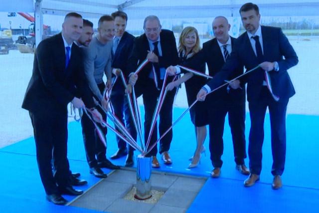 Alapkőletétel: logisztikai centrumot épít a Flex