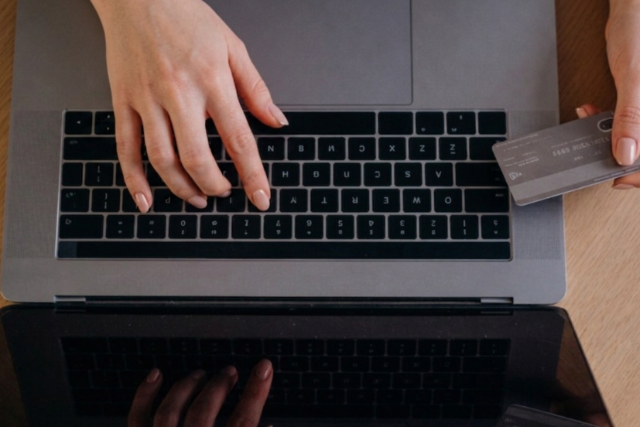 Hamis webshopok, diákmunkák, albérletek: ezekkel támadnak az online csalók