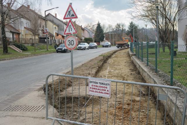 Elindult a járdafelújítás a Gasparich Márk utca és a Nyár utca között