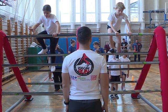 Futás, kúszás, mászás – rendhagyó sportnapot tartottak az Ady-iskolában
