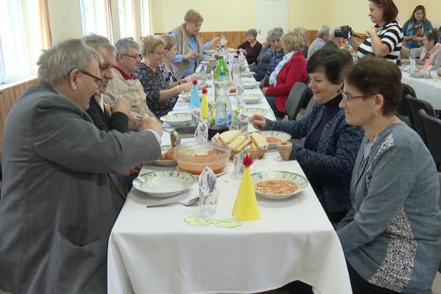 Idén is fánkkal ünnepelték a farsangot a botfai nyugdíjasok