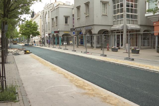 Elkezdődött az aszfaltozás a Kossuth utcán