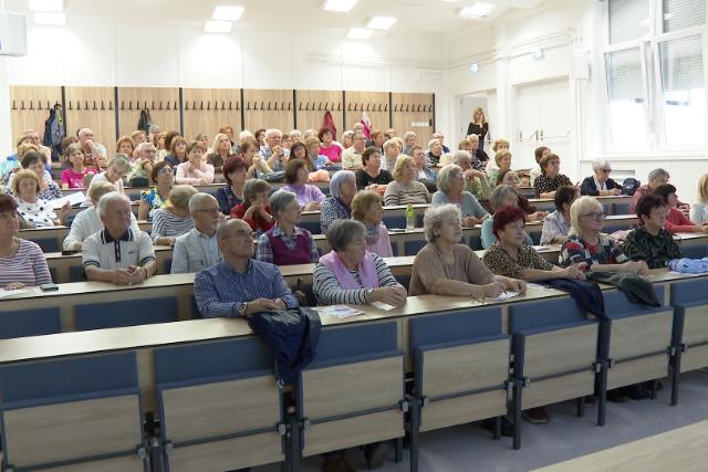 Becsengettek – Megkezdődött a tanév a Senior Akadémián