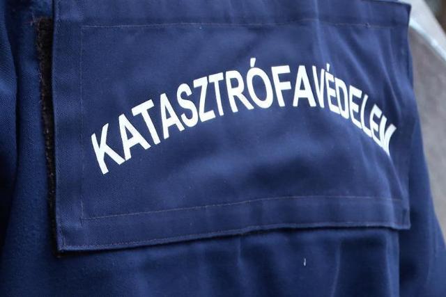 Két autó ütközött az Olajfa utcában, az egyik a tetejére borult