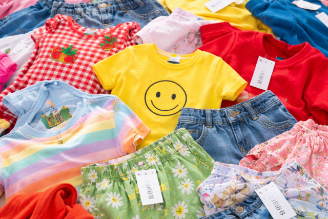 Nem csak olcsók: veszélyes anyagokat is tartalmazhatnak az olcsó gyerekruhák