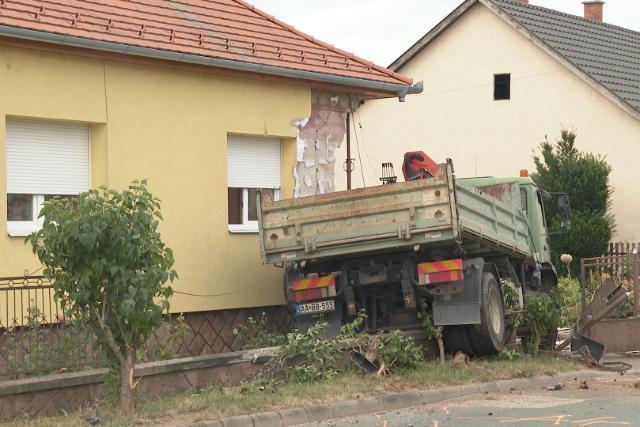 Összeütközött egy személykocsi és egy teherautó Zalaegerszegen, a Gébárti úton