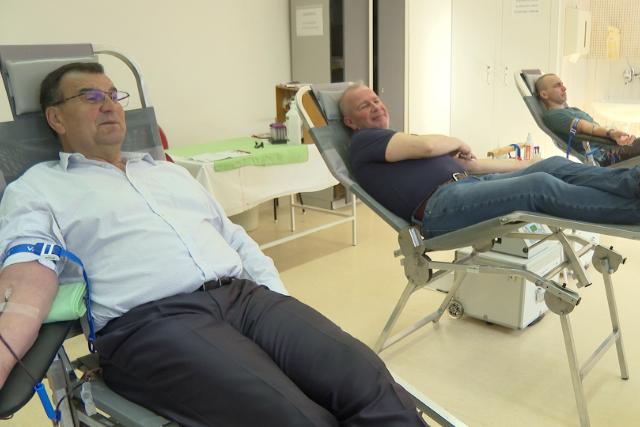 Önzetlen segítség - A színházból is érkeztek véradók