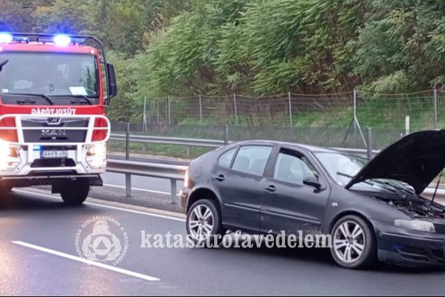 Szalagkorltnak tkztt egy aut Zalaegerszeg s Alsnemesapti kztt