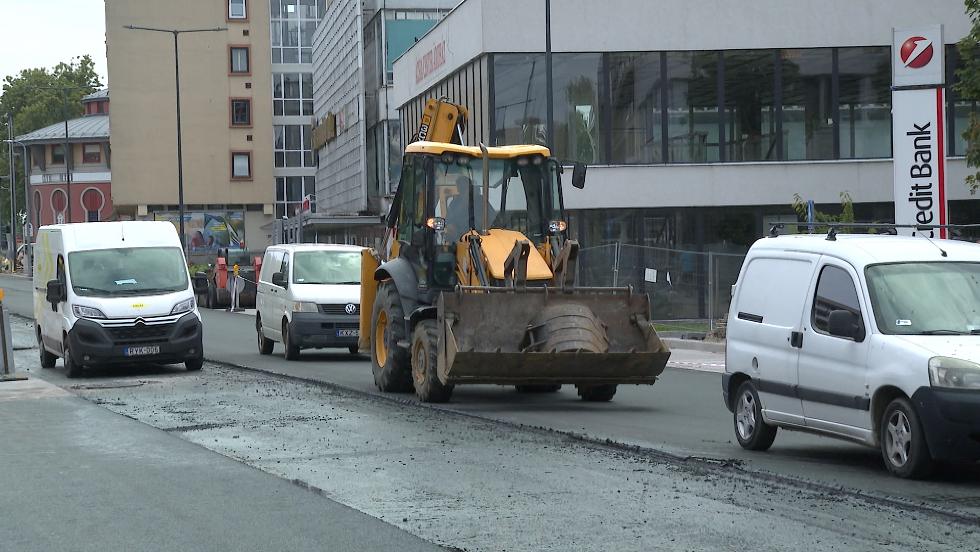 Folytatdik az aszfaltozs a Kosztolnyi utcban