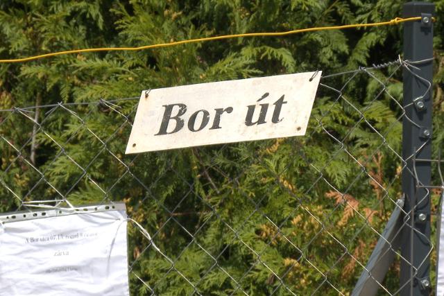 Rekonstrukciós munkák Ebergényben, a Bor úton