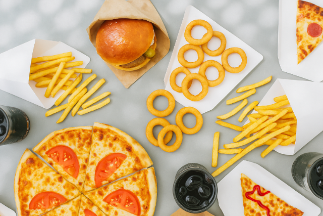 Figyelmeztetnek a kutatók: a feldolgozott ételek veszélye a dohányzáshoz mérhető