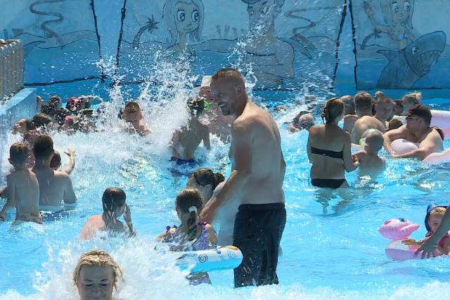 Hőségriasztás; teltház az AquaCityben és Gébárton