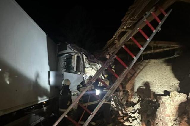 Vádat emeltek a sofőr ellen, aki kamionnal letarolt egy házat Zalabaksán