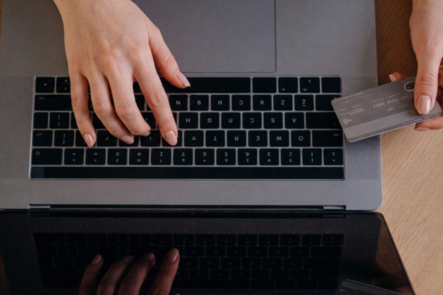 Kámforrá vált milliók: Sorozatos kriptovaluta-csalások miatt nyomoznak a zalai rendőrök