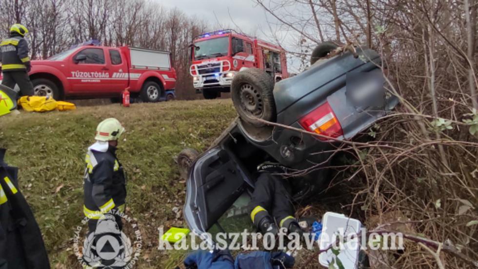 Lesodrdott az ttestrl egy aut a 61-es fton