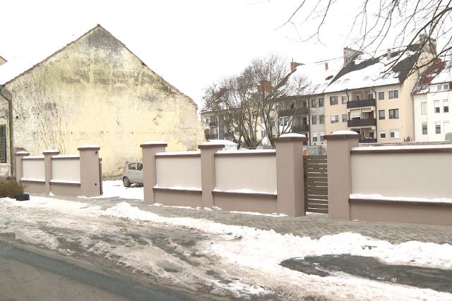 Elkészült az Ady utcai épület kerítése