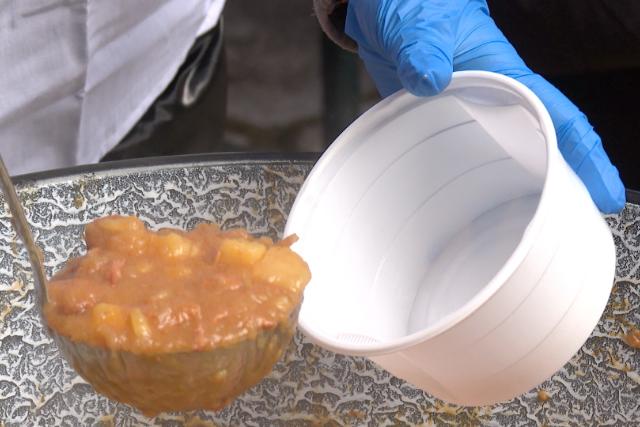 „Egy tányér szeretet!” – Ételosztás az ünnepek előtt