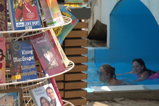 Könyvkölcsönzési lehetőséggel várják a strandolókat szombatonként az AquaCityben