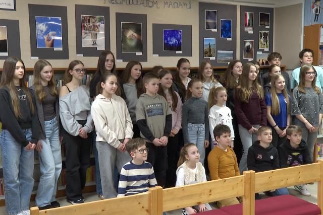 Megnyitották a Liszt-iskolások fotóiból rendezett tárlatot a József Attila Városi Tagkönyvtárban