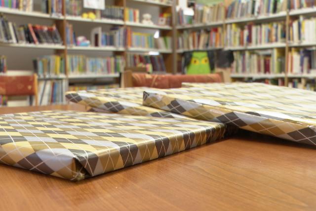 Könyvajándékozásra készülnek