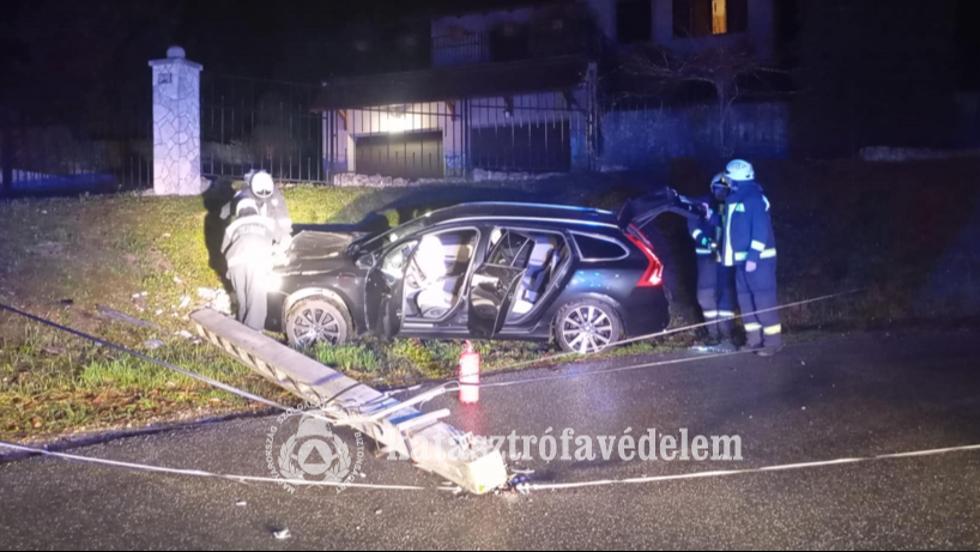 Tvkzlsi oszlopnak tkztt egy aut Zalaegerszegen